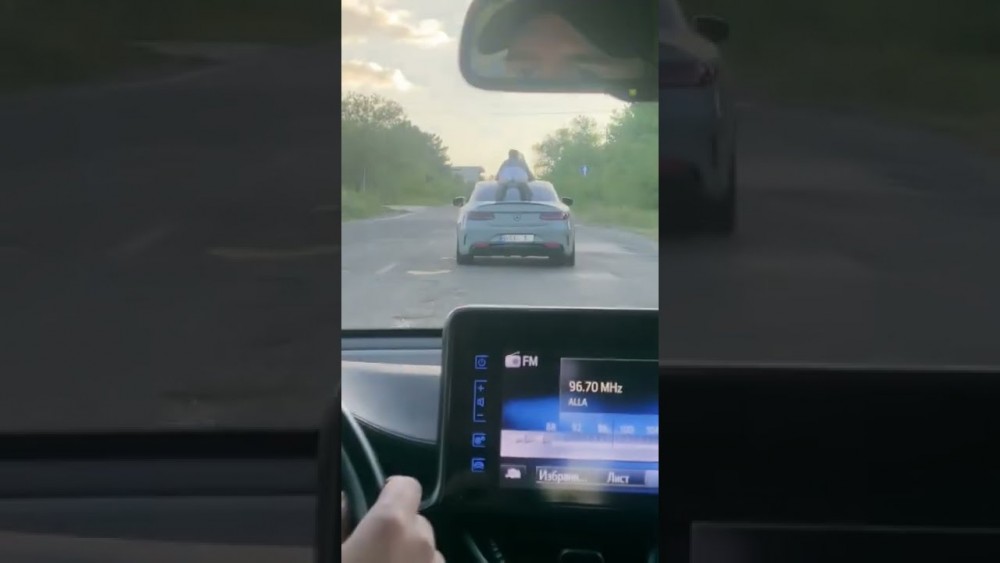 VIDEO REVOLTĂTOR // Un bărbat a fost filmat în timp ce se deplasa pe acoperişul unui Mercedes, la Tohatin
